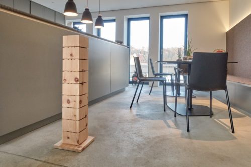 Moderne Zirbenduftsäule als Dekoelemet in einem minimalistischen Gastraumes in einem Cafe in Passau