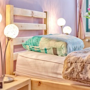 schräg schlafen im Refluxbett aus Zirbenholz