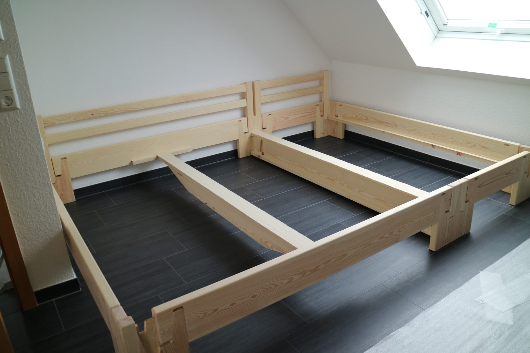 Familienbett mit der Größe 270x200 Zentimeter aus Massivholz, ohne Lattenrost und Matratze, nur Bettgestell