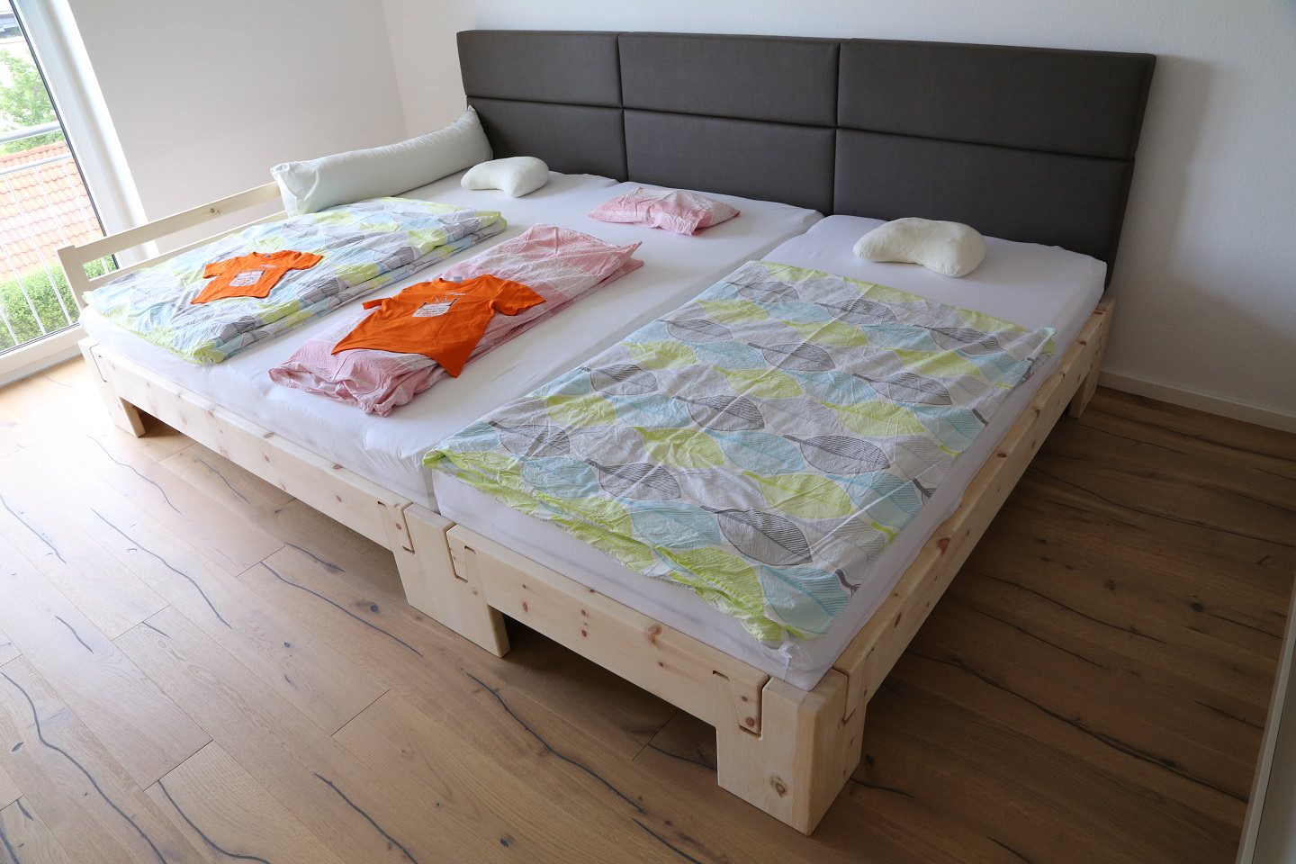 wunderschönes Familienbett kaufen, aus Massivholz 300x200 Zentimeter groß, Kopfteil Spezialanfertigung