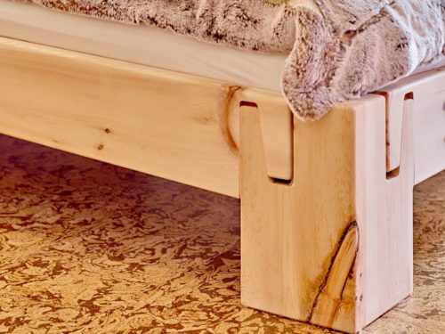 Detailaufnahme Bettfuß von Refluxbett mit schräger Liegefläche