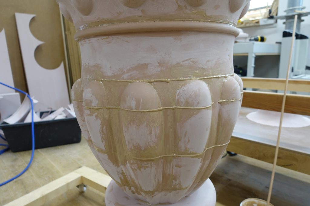 Detailaufnahme rekonstruierte Steinvase in Scheiben frisch verklebt
