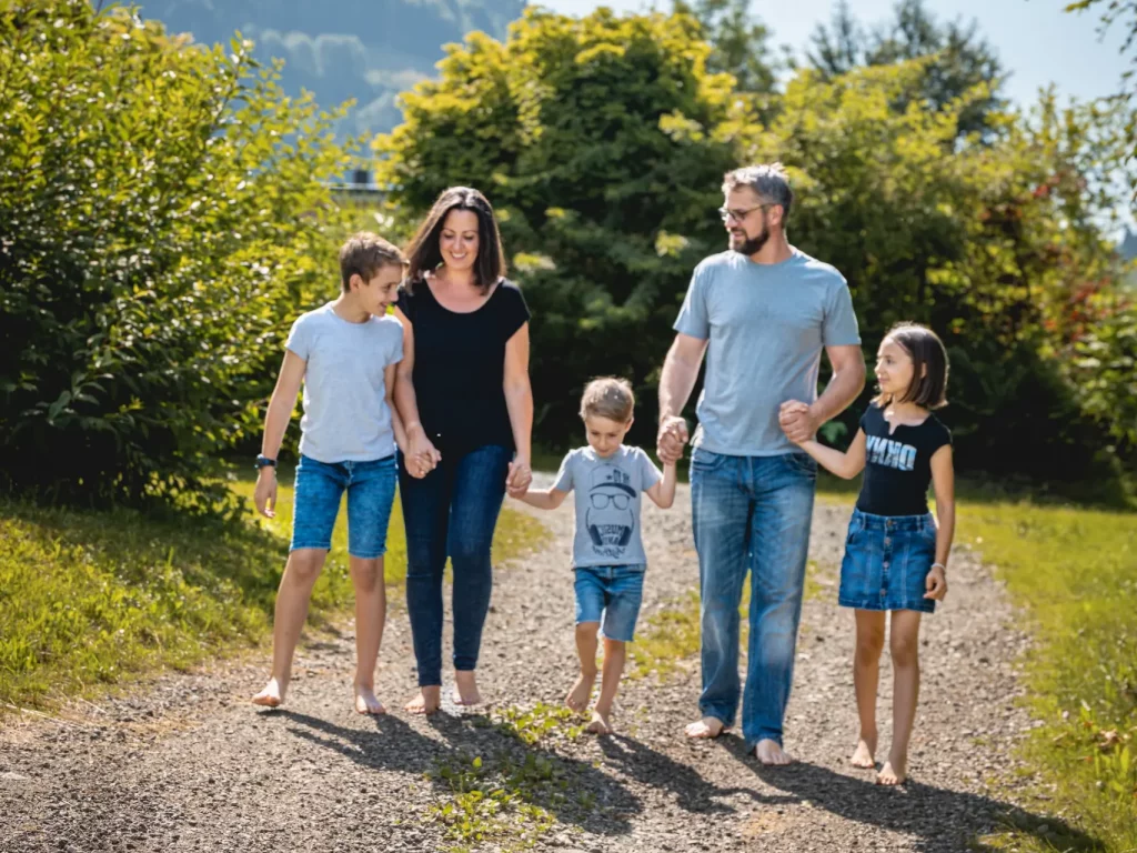 David und Corina Wolfschwenger mit ihren drei Kindern beim Spazieren