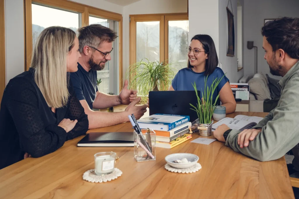Tischlermeister David Wolfschwenger mit Kunden bei der Erstbesprechung vor Ort