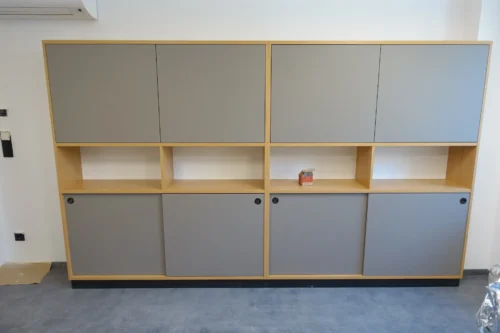 Eleganter Aktenschrank in Holzoptik mit grauen Fronten für Büroräume in Villach