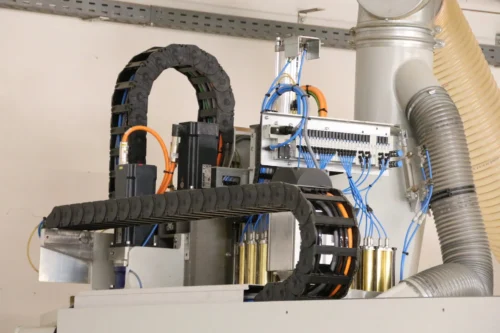 Detailaufnahme des mechanischen und elektrischen Aufbaus unserer CNC-Holzbearbeitungsmaschine der Marke Holz-Her