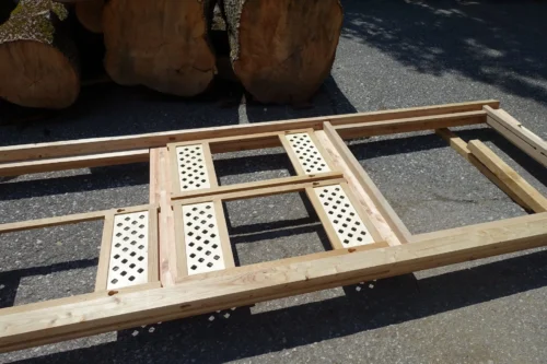 Zusammenbau auf Probe des CoForums bestehend aus über 100 präzise gefertigten Faltstühlen