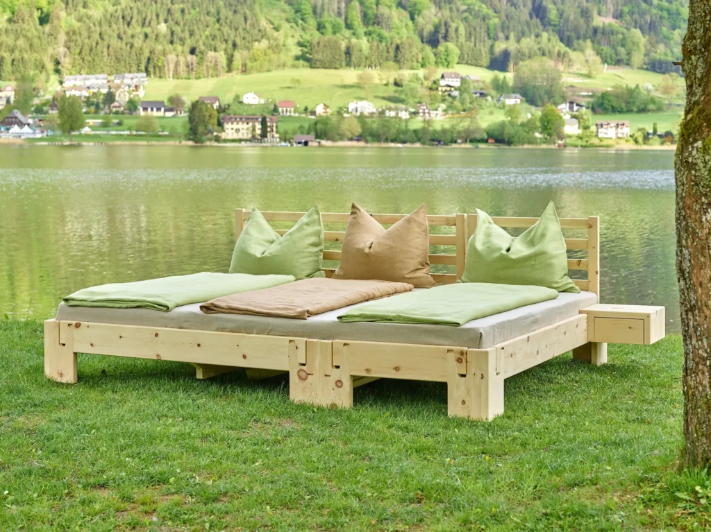Metallfreies Familienbett aus massivem Kärntner Zirbenholz, mit Holzsteckverbindungen, steht am Ufer des Ossiacher Sees