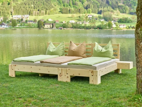 Metallfreies Familienbett aus massivem Kärntner Zirbenholz, mit Holzsteckverbindungen, steht am Ufer des Ossiacher Sees