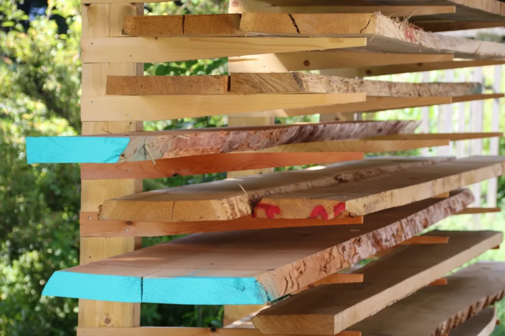 Lagerung von naturbelassenen Massivholzpfosten im Außenbereich der Tischlerei