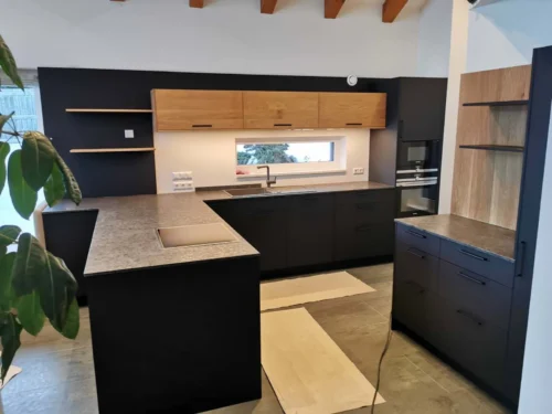 Moderne Ma&szlig;k&uuml;che mit antrazithfarbigen MDF-Platten, Massivholzelementen und Natursteinarbeitsplatte