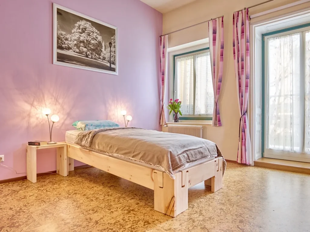 Metallfreies Refluxbett aus massivem Zirbenholz für gesundes Schrägschlafen