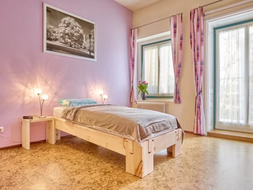 Metallfreies Refluxbett aus massivem Zirbenholz für gesundes Schrägschlafen