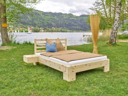 Metallfreies Zirbenbett mit Holzsteckverbindung steht am Ufer des Ossiacher Sees